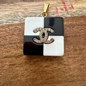 Fashion Black and White Pendant Necklace